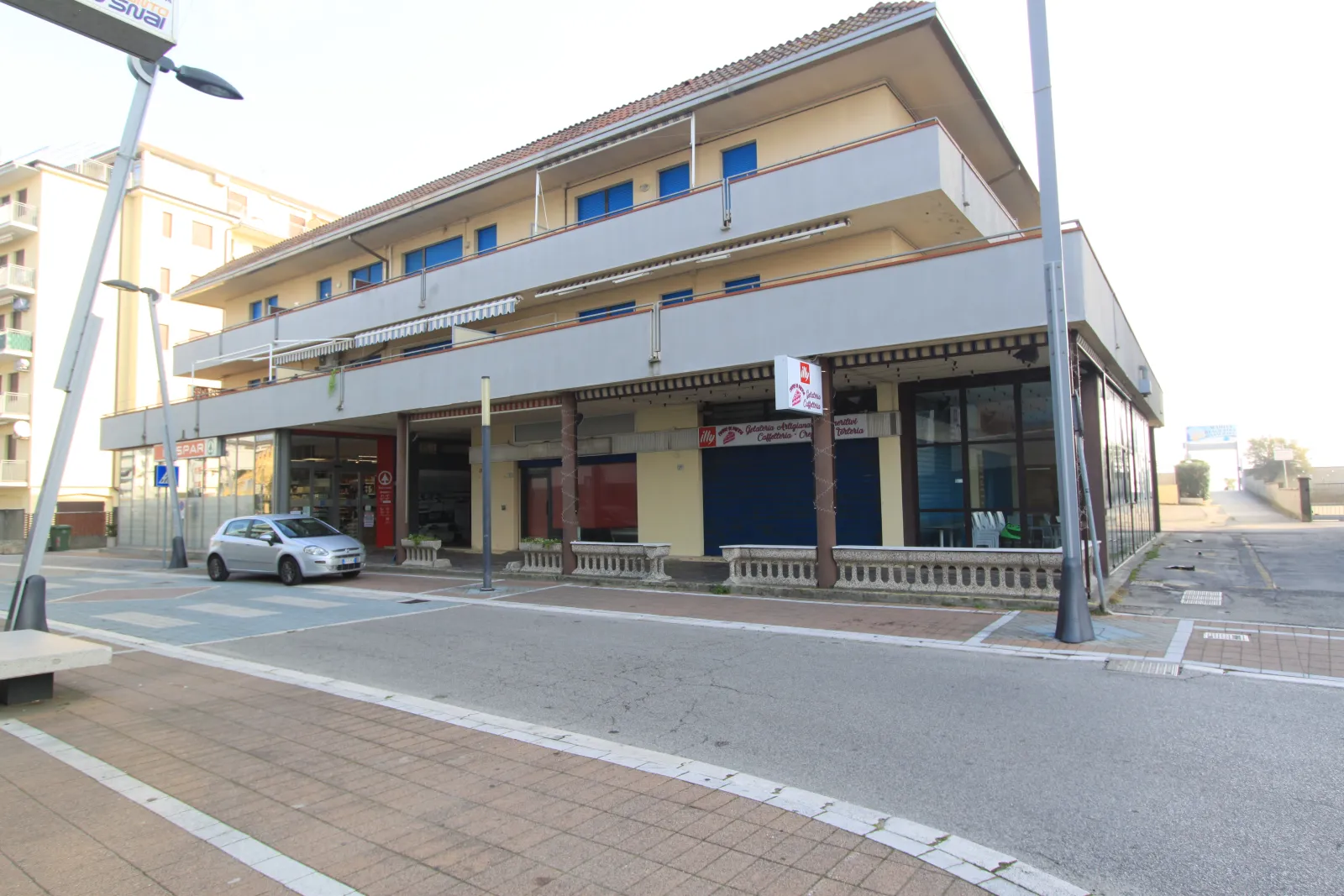 Trilocale fronte mare in vendita