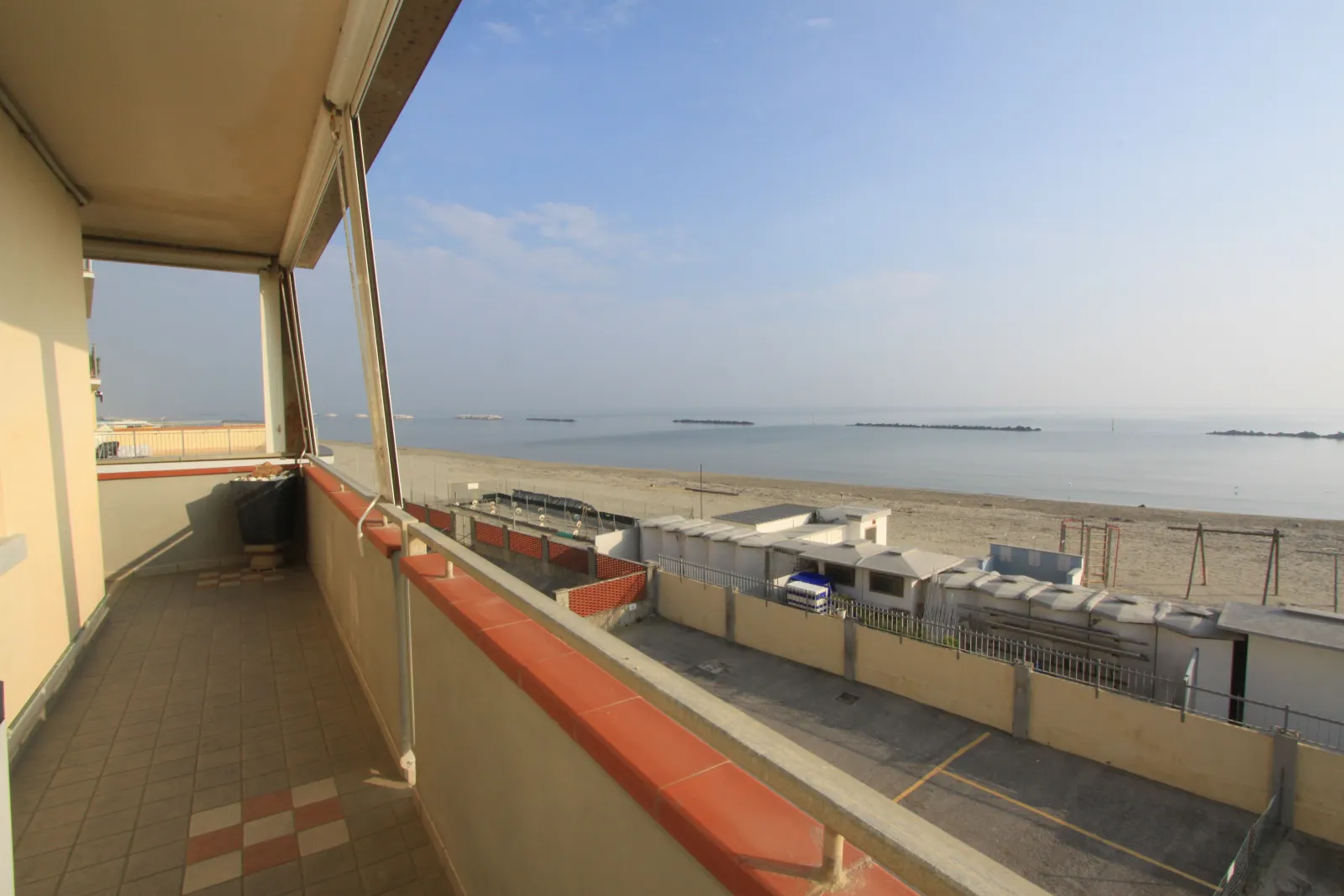 Trilocale fronte mare in vendita