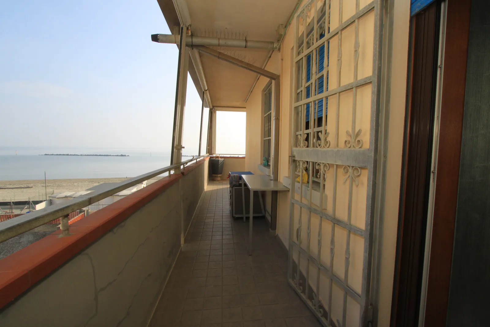 Trilocale fronte mare in vendita