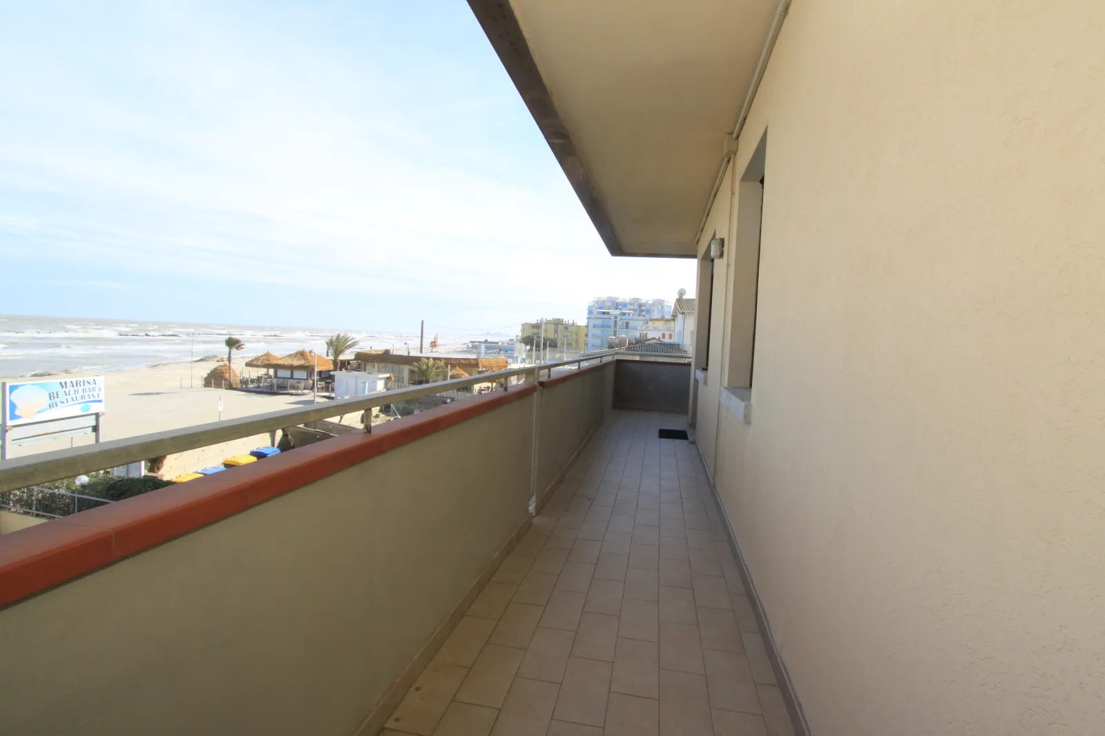 Appartamento quadrilocale fronte mare in vendita a Lido di Pomposa con mansarda, piscina e posto auto