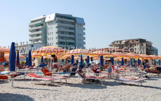 Vista dalla spiaggia dell'appartamento in affitto.